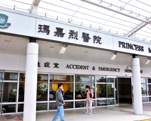 昏迷的女途人被送往瑪嘉烈醫院搶救。資料圖片