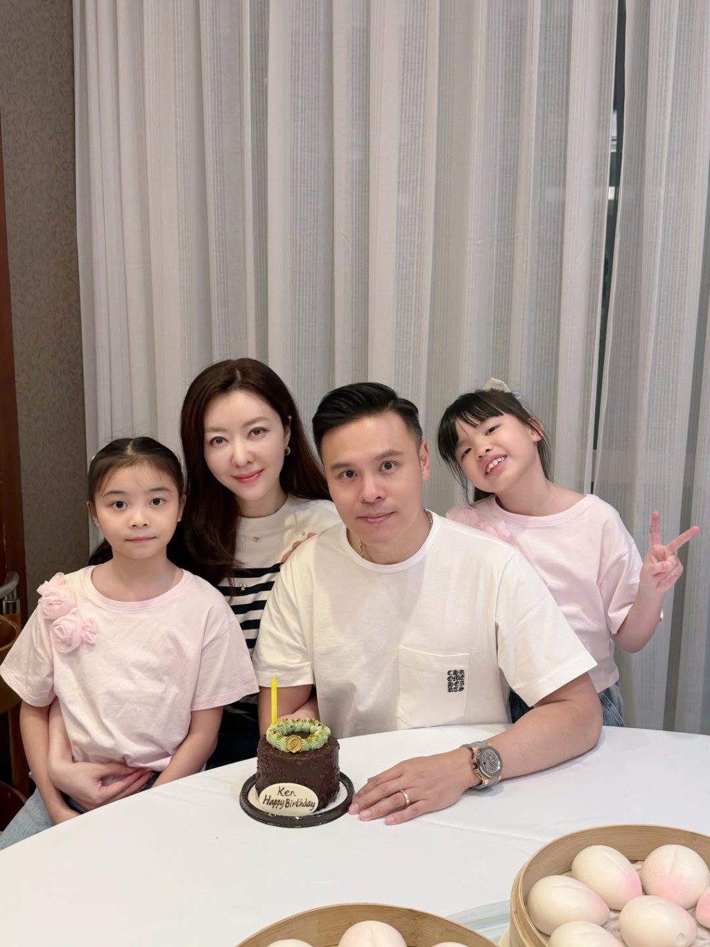 熊黛林雙胞胎女兒Kaylor和Lyvia完全唔似樣。 熊黛林雙胞胎女兒Kaylor和Lyvia完全唔似樣。
