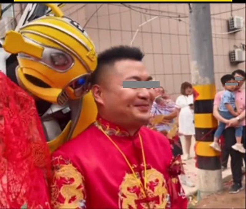 婚禮中大黃蜂總是和新郎做出打鬧的動作。網圖