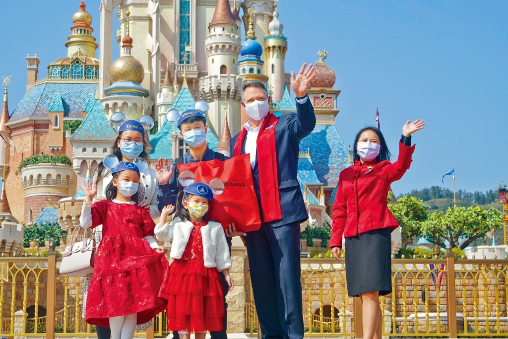 ■乐园度假区行政总裁莫伟庭（右二）穿上贺年服饰，欢迎游客入园。