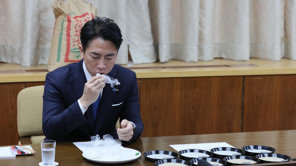 小泉進次郎親自試吃「古古古米」。 路透社 小泉進次郎親自試吃「古古古米」。 路透社