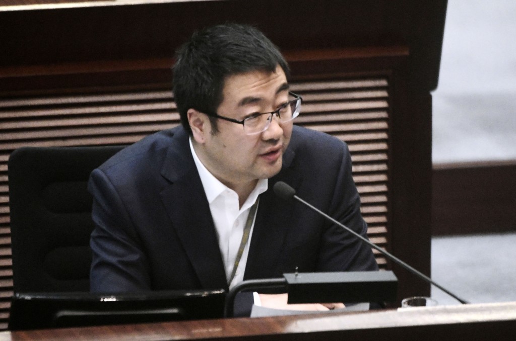 尚海龍詢問政府如何加強監督部門的採購過程，會否引入更頻密的第三方審查或數字化監察系統。資料圖片