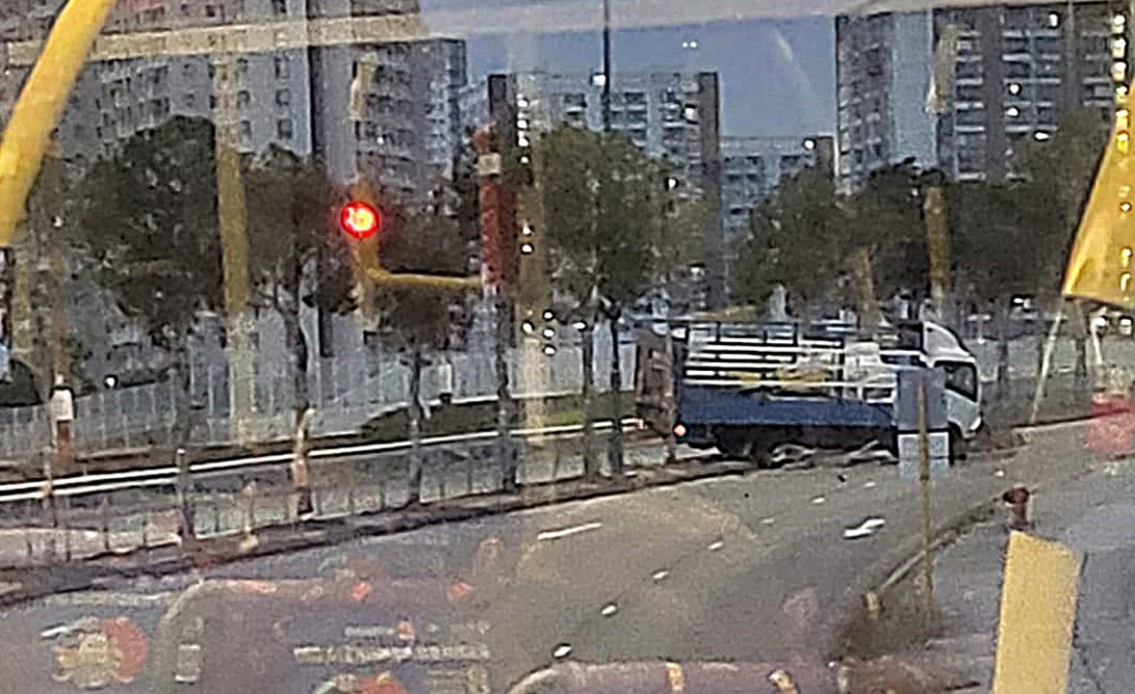 货车冲过对面线。fb：屯门公路塞车关注组