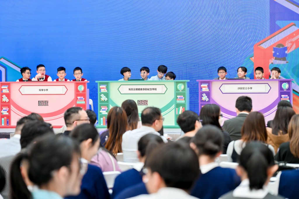 同學於比賽中參與搶答環節,戰況十分激烈。 同學於比賽中參與搶答環節,戰況十分激烈。