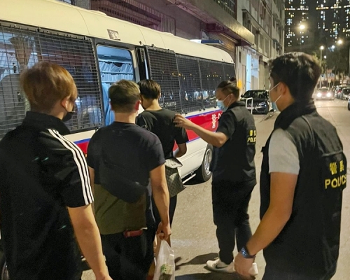 警方於荃灣一個工廈單位搗破一個非法賭檔,拘捕7人。警方圖片