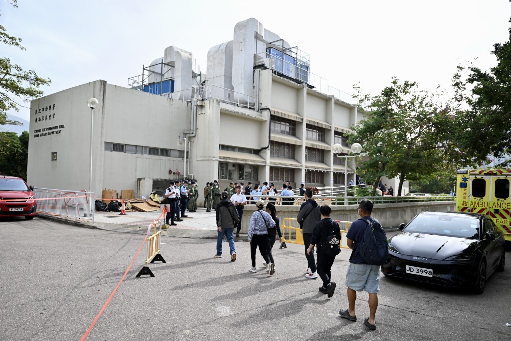 逾百名居民排隊到大埔廣福社區會堂進行認屍程序。劉駿軒攝 逾百名居民排隊到大埔廣福社區會堂進行認屍程序。劉駿軒攝