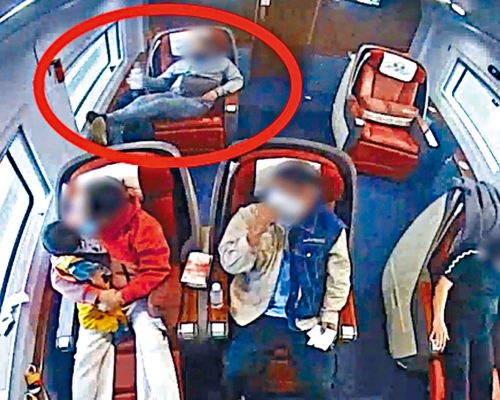 男子在列車「頭等艙」內佔座。