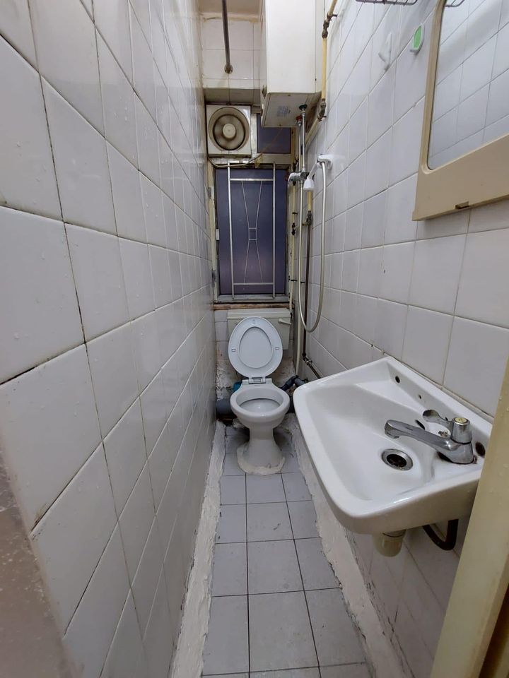 厕所超窄被网民形容如同两副棺材。