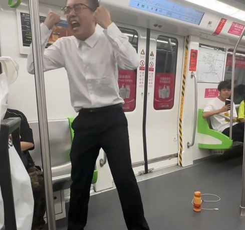 小葛在地鐵真情流露的演講令他成為網上紅人。抖音@三美嵊州