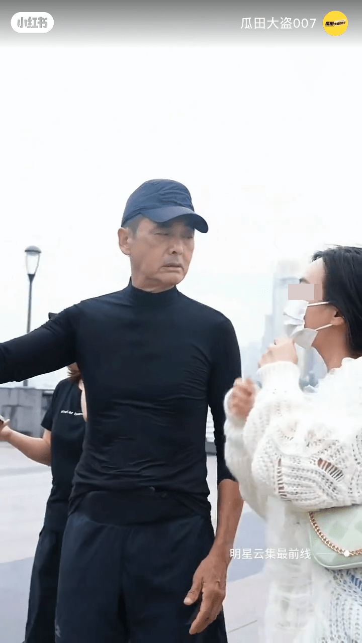發哥疑似不滿對方戴上口罩合照。 發哥疑似不滿對方戴上口罩合照。