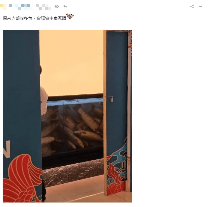 網民也隨文附上照片，從中可見店外櫥窗中的魚缸內擠滿了數十條鯇魚，大部分已經翻起白色魚肚。