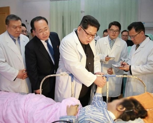 金正恩於車禍翌日到醫院看望傷患。資料圖片