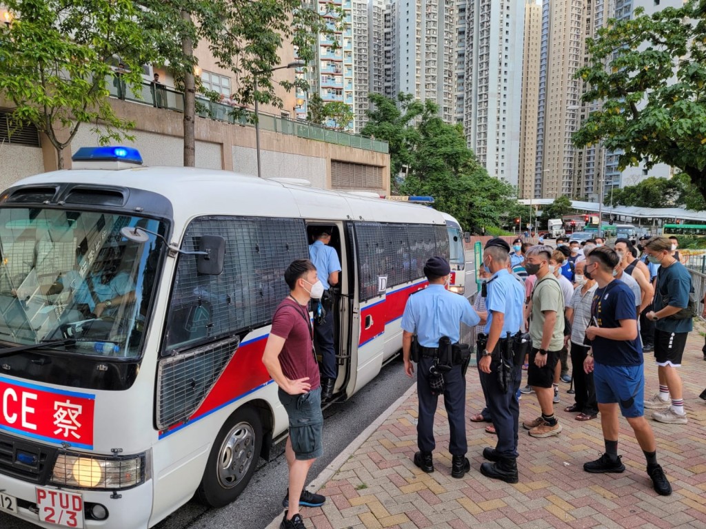 警方黃大仙打擊街頭聚賭,行動中拘捕12名長者。 警方提供