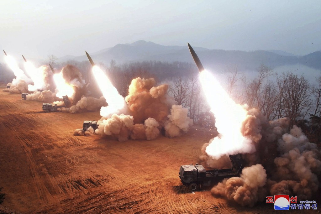 北韩当天公布的声称新型战术导引武器照片看来，6辆发射车各发射1枚，同时发射了6枚。AP/朝中社