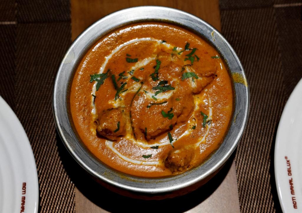 原告Moti Mahal餐廳在新德里店舖製作的「牛油咖哩雞」。　路透社