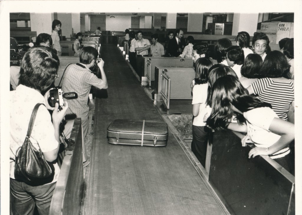 1977年旅客在啟德機場行李輸送帶等候行李。資料圖片