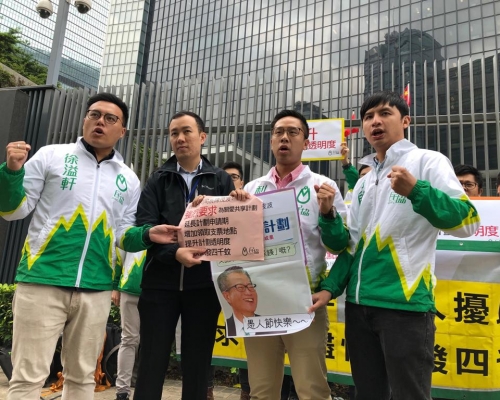 民協在今日「愚人節」到政府總部外抗議政府「愚人擾民」。 