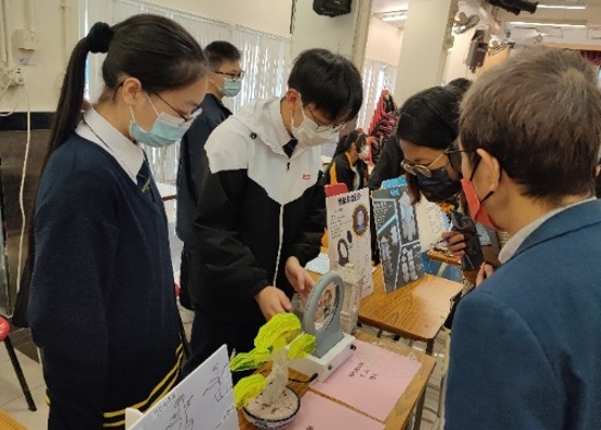 在課堂上,負責老師設計了一個與生態系統相關的課程單元,讓學生在考察中觀察和分析不同環境的生態系統,並提出解決方案以改善環境問題。 在課堂上,負責老師設計了一個與生態系統相關的課程單元,讓學生在考察中觀察和分析不同環境的生態系統,並提出解決方案以改善環境問題。