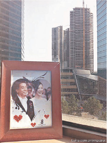 ■應采兒於微博上,上載了一張婚照。