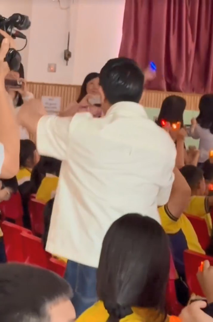 Threads上流傳郭富城在小學禮堂表演的影片。 Threads上流傳郭富城在小學禮堂表演的影片。