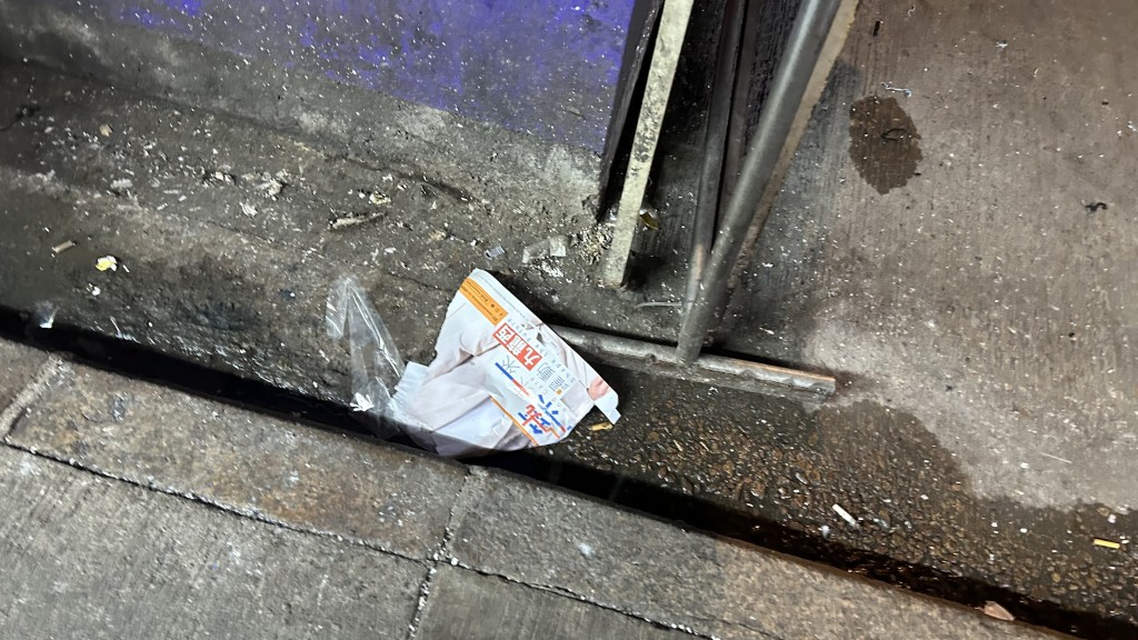 一名候選人的宣傳海布被撕毀。蔡楚輝攝