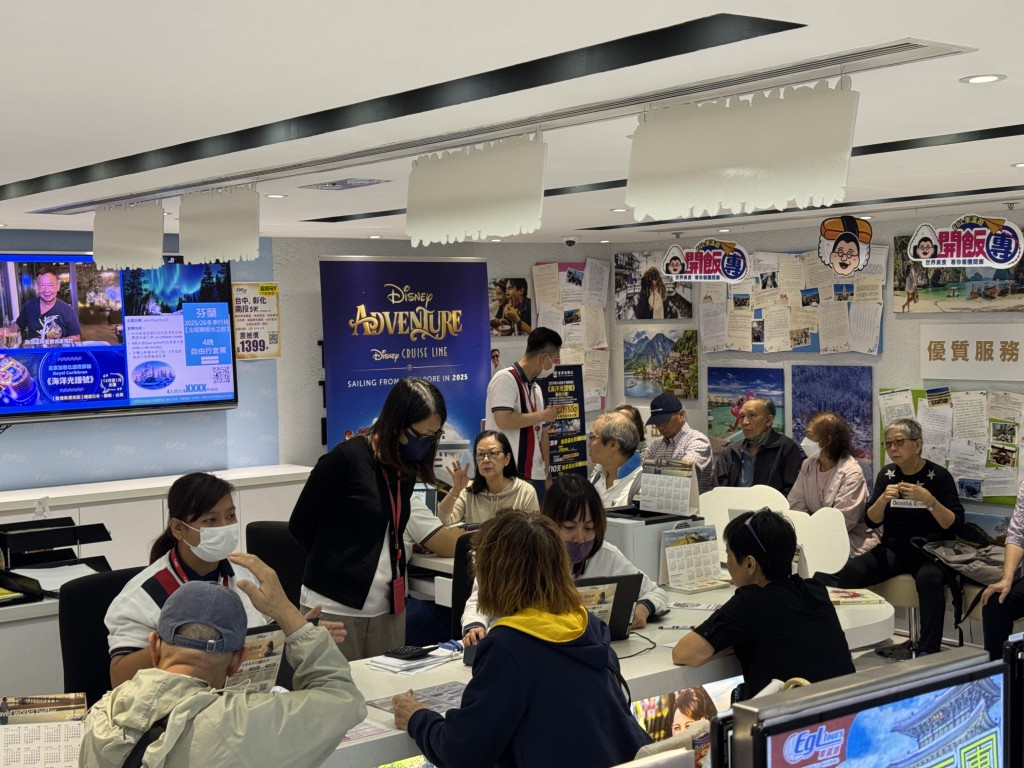 不少市民到旅遊社報團。 不少市民到旅遊社報團。