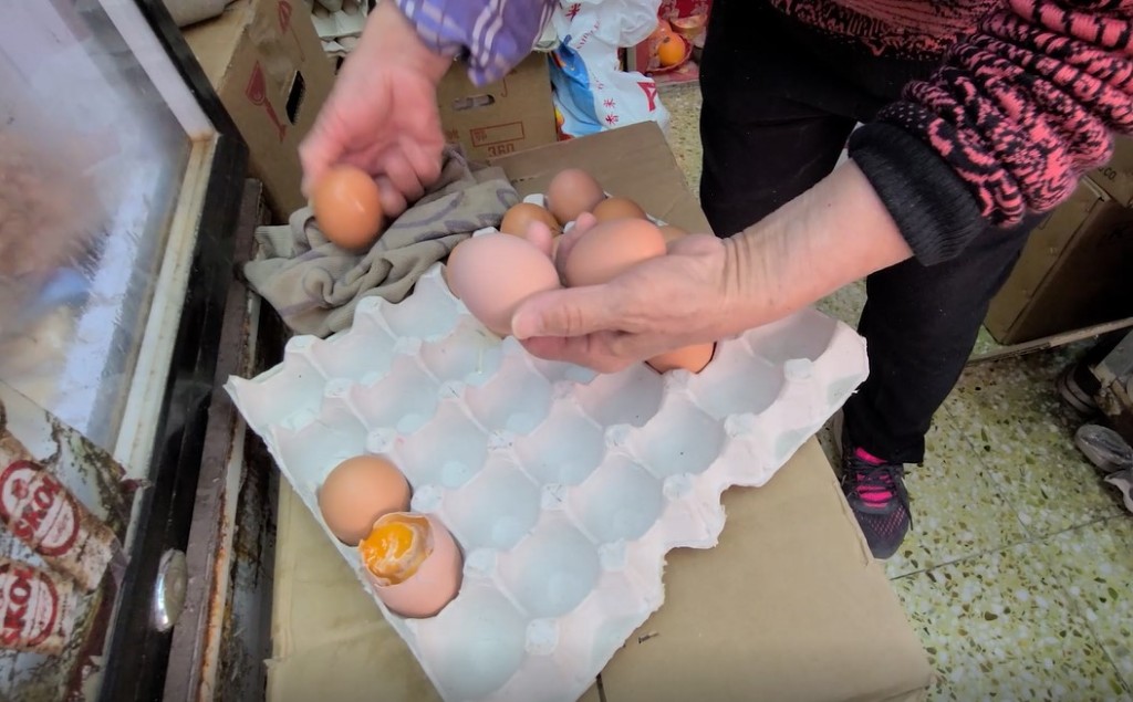 店家提供「揀蛋」服務，確保出門雞蛋完好無缺。
