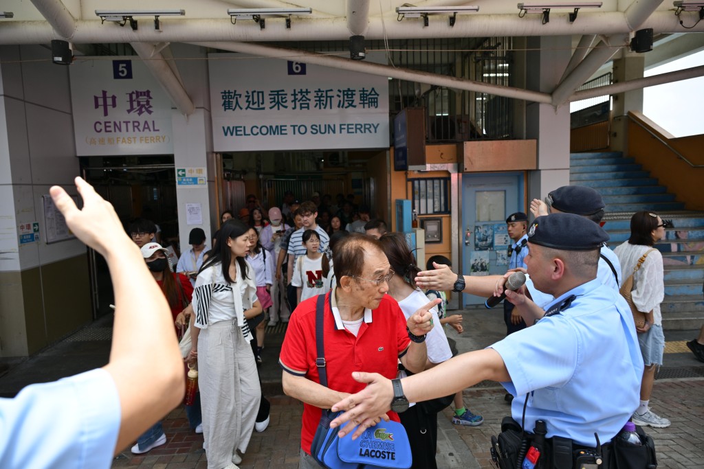 大批市民及旅客由今早開始陸續乘般抵達長洲。 大批市民及旅客由今早開始陸續乘般抵達長洲。