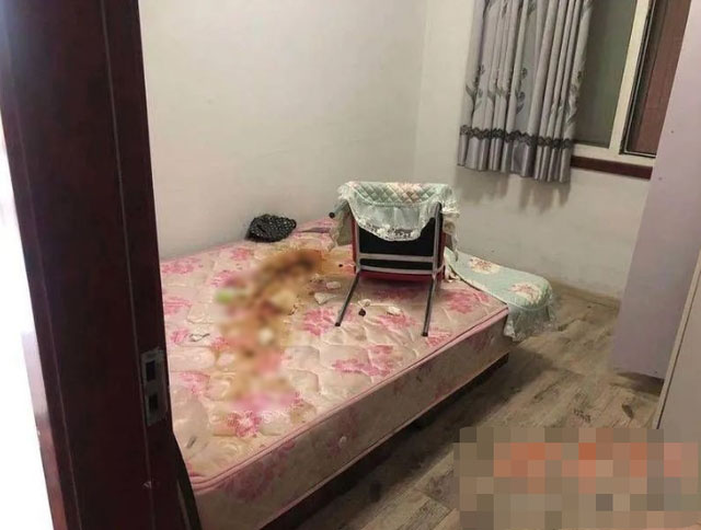 牀上被潑了糞便。