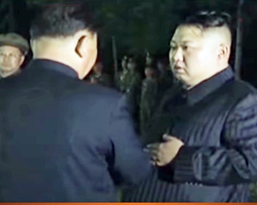 疑似兩個金正恩同時交談片段曝光,替身說法甚囂塵上。影片截圖