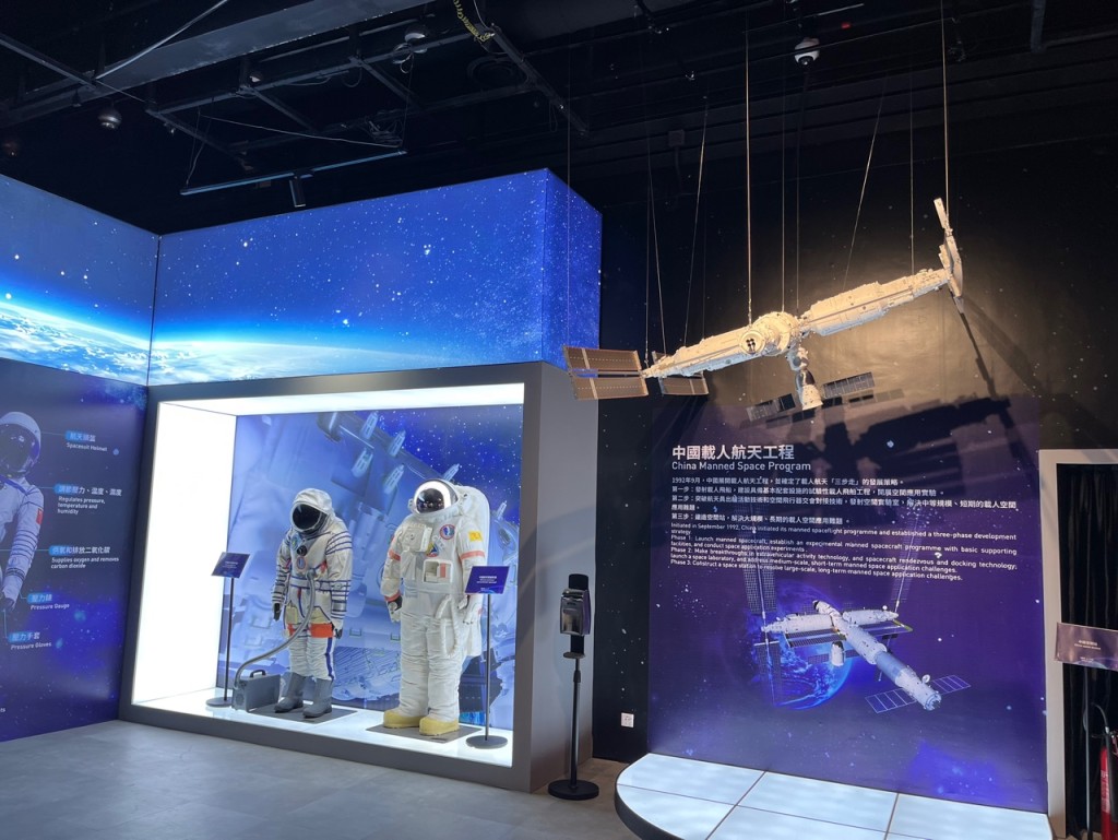 展覽展示航天領域領域的輝煌成就。 展覽展示航天領域領域的輝煌成就。