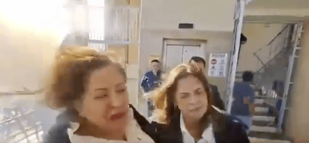 圓形裝置發生爆炸,現場傳出巨響並冒出大量橙色火焰。X@vloonk 圓形裝置發生爆炸,現場傳出巨響並冒出大量橙色火焰。X@vloonk