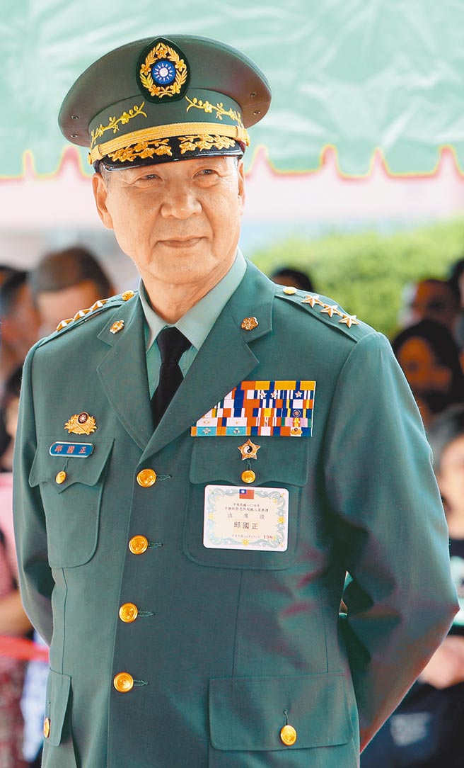 台灣國防部長邱國正。 