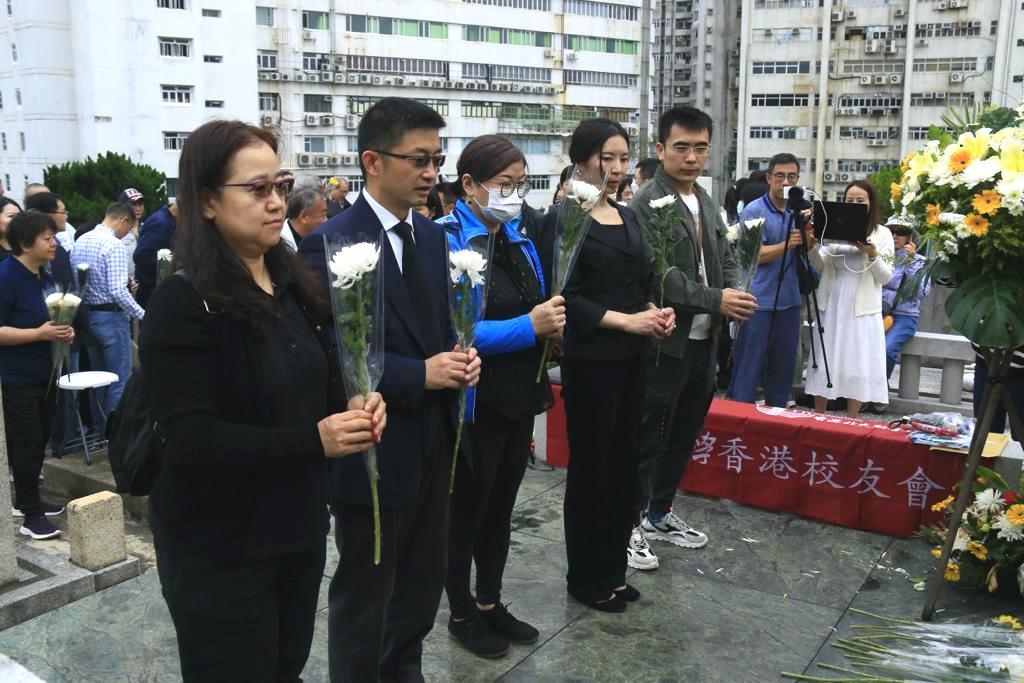 北大校友們逐一走向蔡元培校長墓碑前,獻花鞠躬致敬。