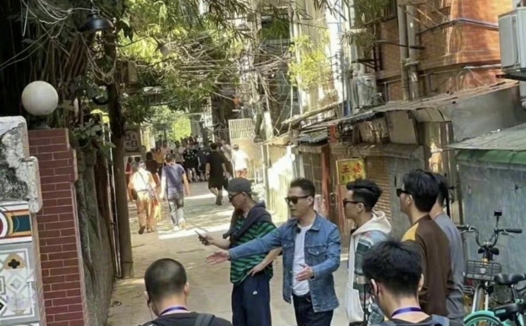 到拍攝現場了解,謝天華還動作多多。