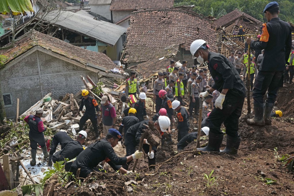 地震造成最少271人死亡，逾2000人受傷，仍有約40人失蹤。AP