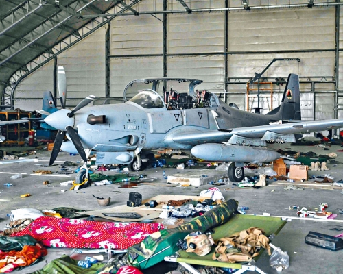 喀布爾機場機庫遺下政府軍戰機。