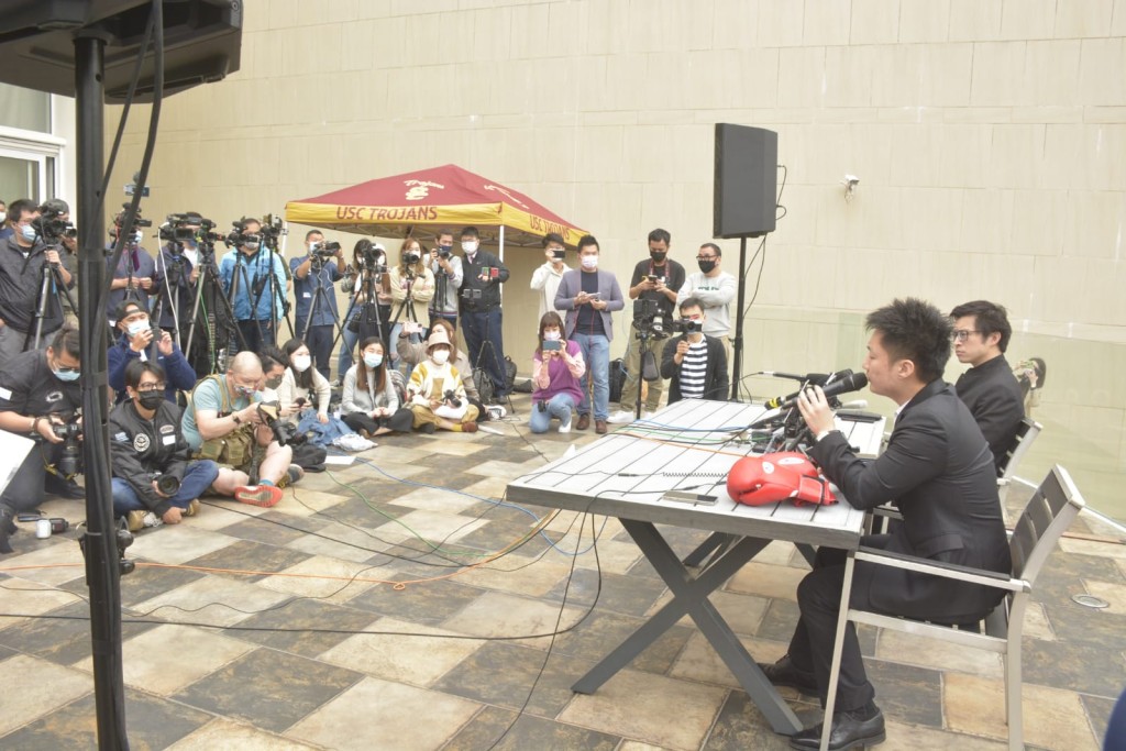 记者会吸引大批传媒到场采访，场面墟冚！