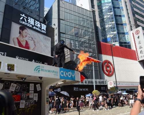 銅鑼灣示威者焚燒國旗。