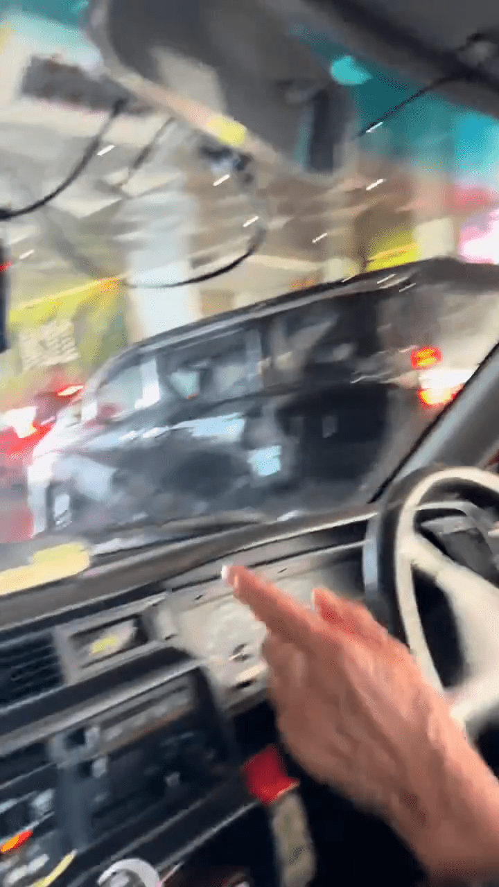 片段看到該司機駕車時,以手指方式,向乘客示意停車位置。(抖音@星期酒、城市动物) 片段看到該司機駕車時,以手指方式,向乘客示意停車位置。(抖音@星期酒、城市动物)