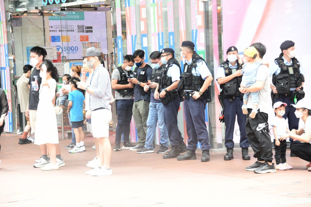 警員在銅鑼灣駐守。