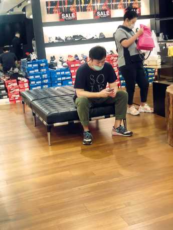 早前被拍到太太揀衫期間，大佬孝好有默契坐在一邊㩒電話。