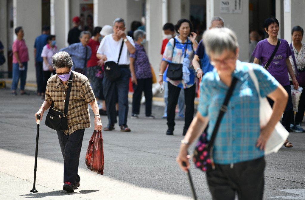 政府下年度起會將長者社區照顧服務券增加 4,000 張至總數 16,000 張。 政府下年度起會將長者社區照顧服務券增加 4,000 張至總數 16,000 張。