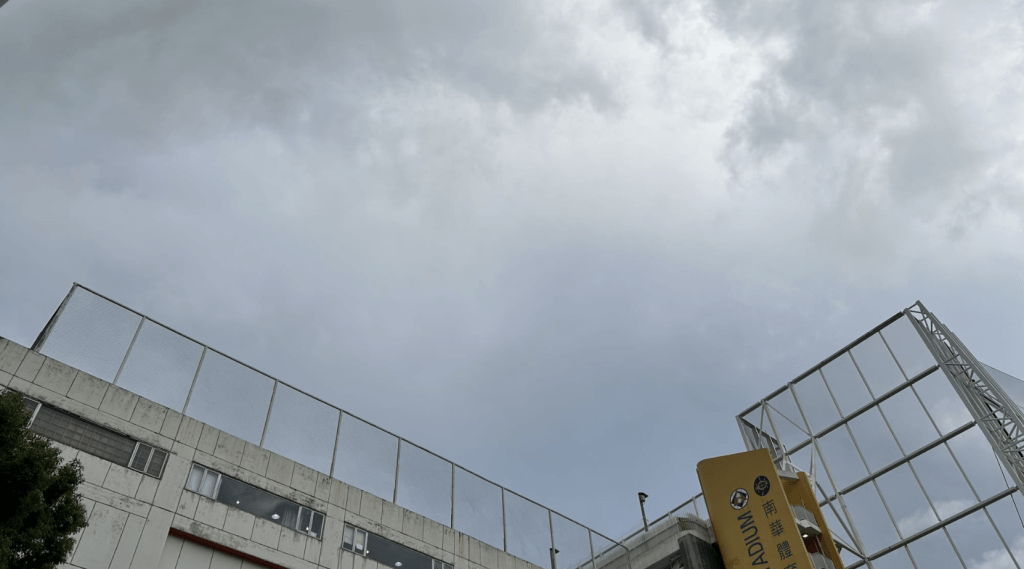 日間酷熱，市區最高氣溫約33度，新界再高一兩度。蔡楚輝攝