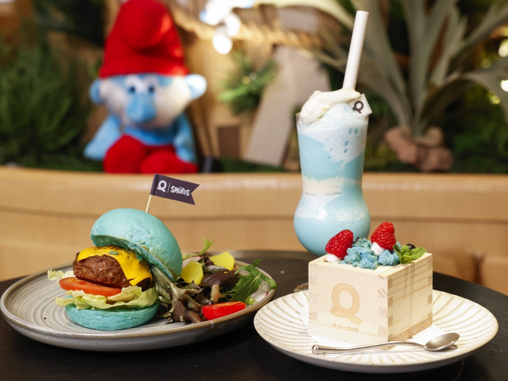 場內人氣日式西餐廳「QUE by Rin Horiuchi」將同步打造成藍精靈聖誕餐館，推出多款藍精靈主題美食添！