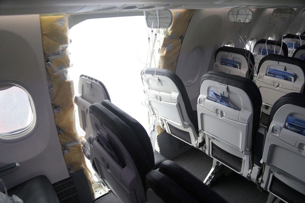 去年年1月，阿拉斯加航空一架波音737 Max 9新機自俄勒岡州波特蘭飛往加州安大略途中，機艙門塞板脫落。路透社