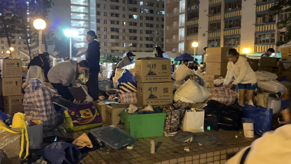 接獲清場消息後,在場人士紛紛自發跟隨指揮執拾及搬運物資。蔡楚輝攝 接獲清場消息後,在場人士紛紛自發跟隨指揮執拾及搬運物資。蔡楚輝攝