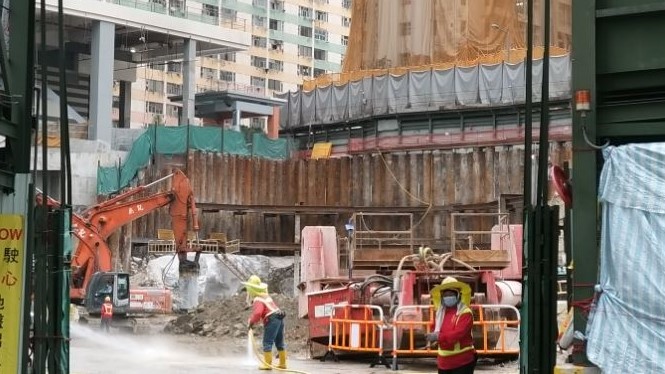 精进建筑工程被除牌后，该公司负责的5个私人项目，3个已委聘另一注册承建商卓越天工有限公司继续工程。资料图片