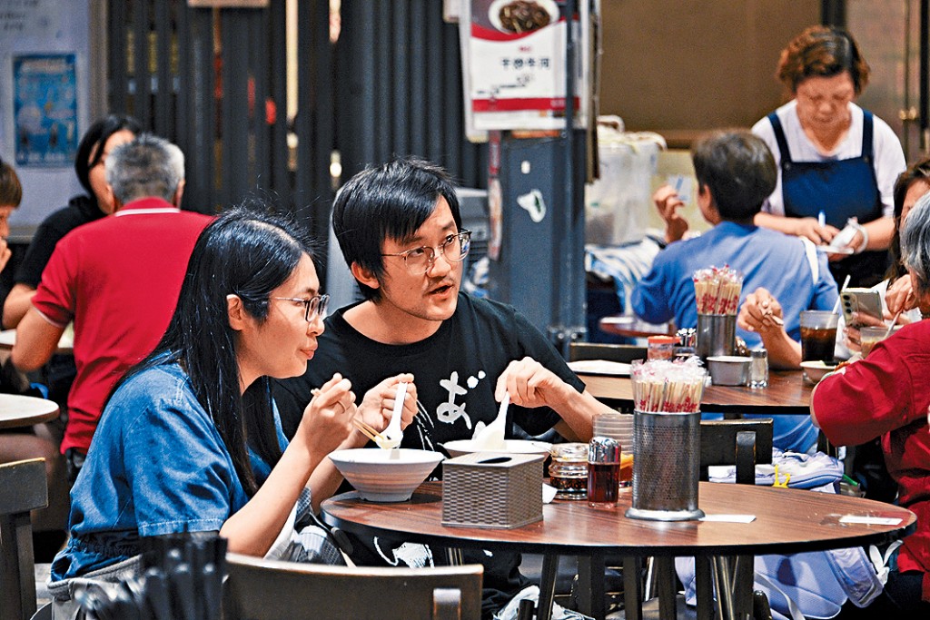 有食肆表示，生意只比平時周末稍好，因為大量港人趁復活節假期外出旅行，對本地市道造成衝擊。