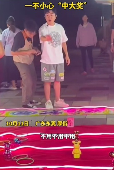 有网民上传一段王祖蓝玩掟圈圈掟中钱罂的短片。
